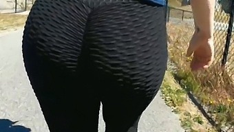 લેગિંગમાં પરિપક્વ Milf સાથે આઉટડોર એડવેન્ચર