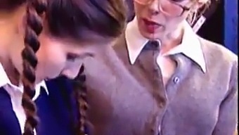 Yaşlı Ve Genç Lezbiyenler Sıcak Bir Üçlü Videoda