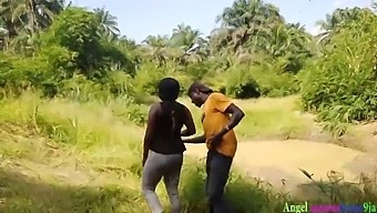 Okoro, Le Chasseur Assidu, S'Engage Dans Une Activité Sexuelle Publique Avec Une Superbe Femme Africaine Impliquée Dans Des Activités Agricoles. Malgré La Présence Du Frère De Son Mari, Qui Reste Dissimulé Et Enregistre La Rencontre, Okoro A Failli Atteindre Son Paroxysme. La Vidéo Complète Peut Être Trouvée Sur La Plate-Forme Rouge.