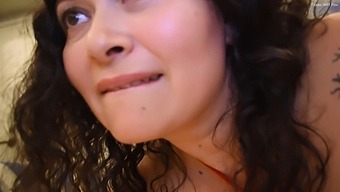 Milf Latină Cu Fundul Mare Face O Muie Și Primește O Gură De Spermă