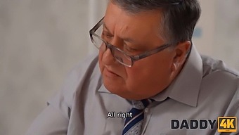 Tatuś Z Dużym Tyłkiem Kontroluje Go Zdalnie