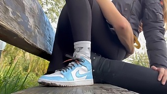 Amatérský Teen Pár Se Divoce Rozdivočí V Veřejném Parku