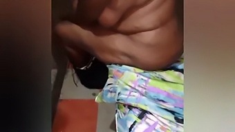 एक बुजुर्ग इबोनी मिल्फ के साथ अंतरंग मुठभेड़ों में एक सुडौल फिगर के साथ
