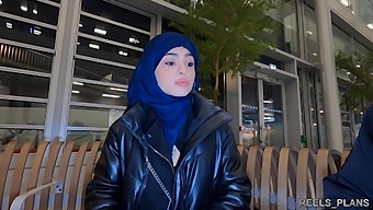 베일을 착용한 이란 여성 나자, 비행기표 지불로 화장실과 복도에서 아날 섹스