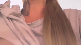 Jeg Trænede I Fitnesscenteret Og Følte Mig Varm, Så Jeg Tog Min T-Shirt Af Og Blottede Min Bh. Min Lyst Voksede Sig Stærk.