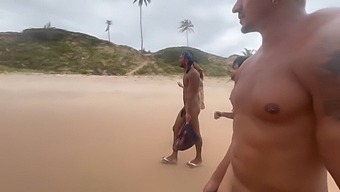 我和女朋友去了裸体海滩,这对我们来说是一次新的恋物体验。